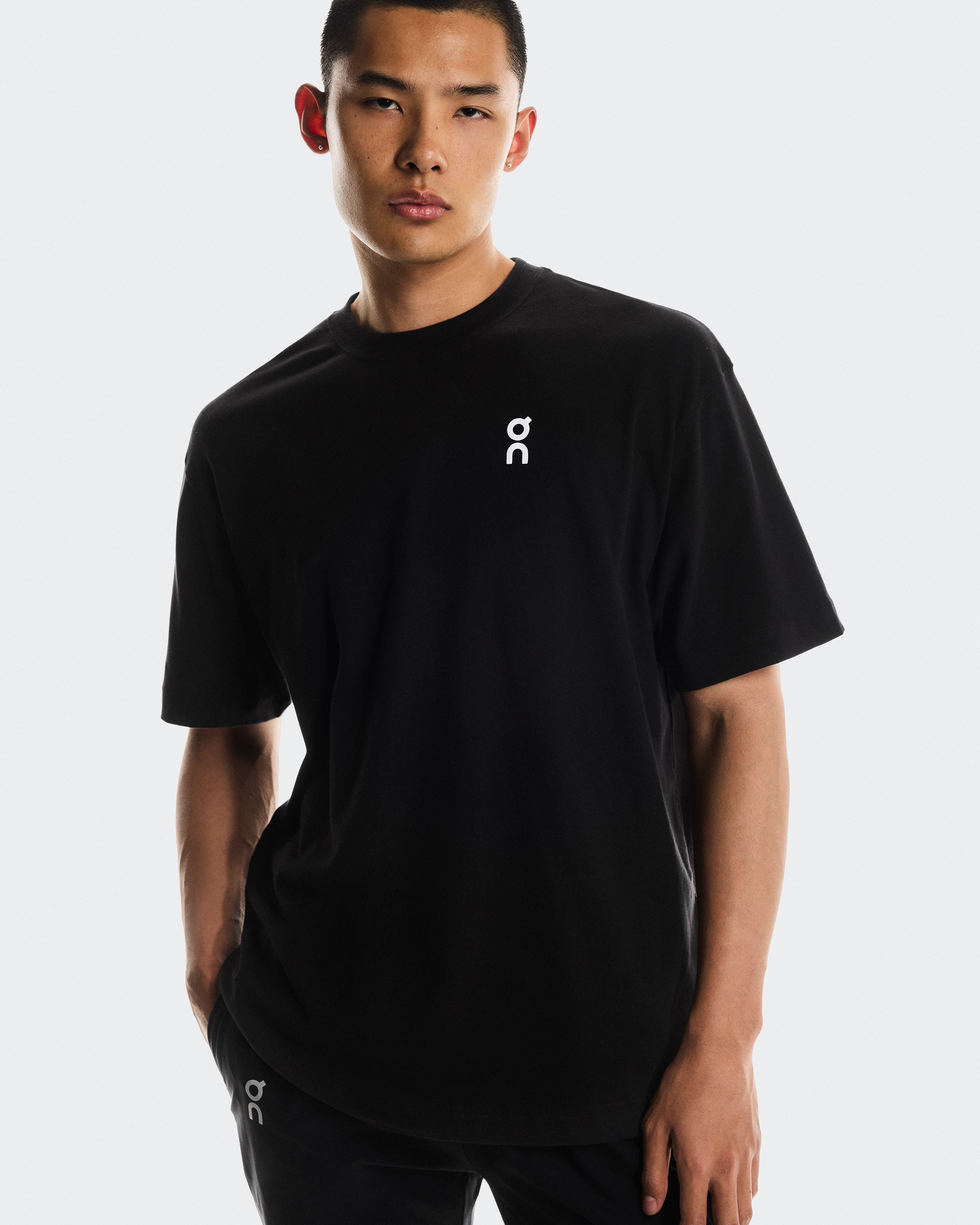 On Club T Graphic Black | Olive